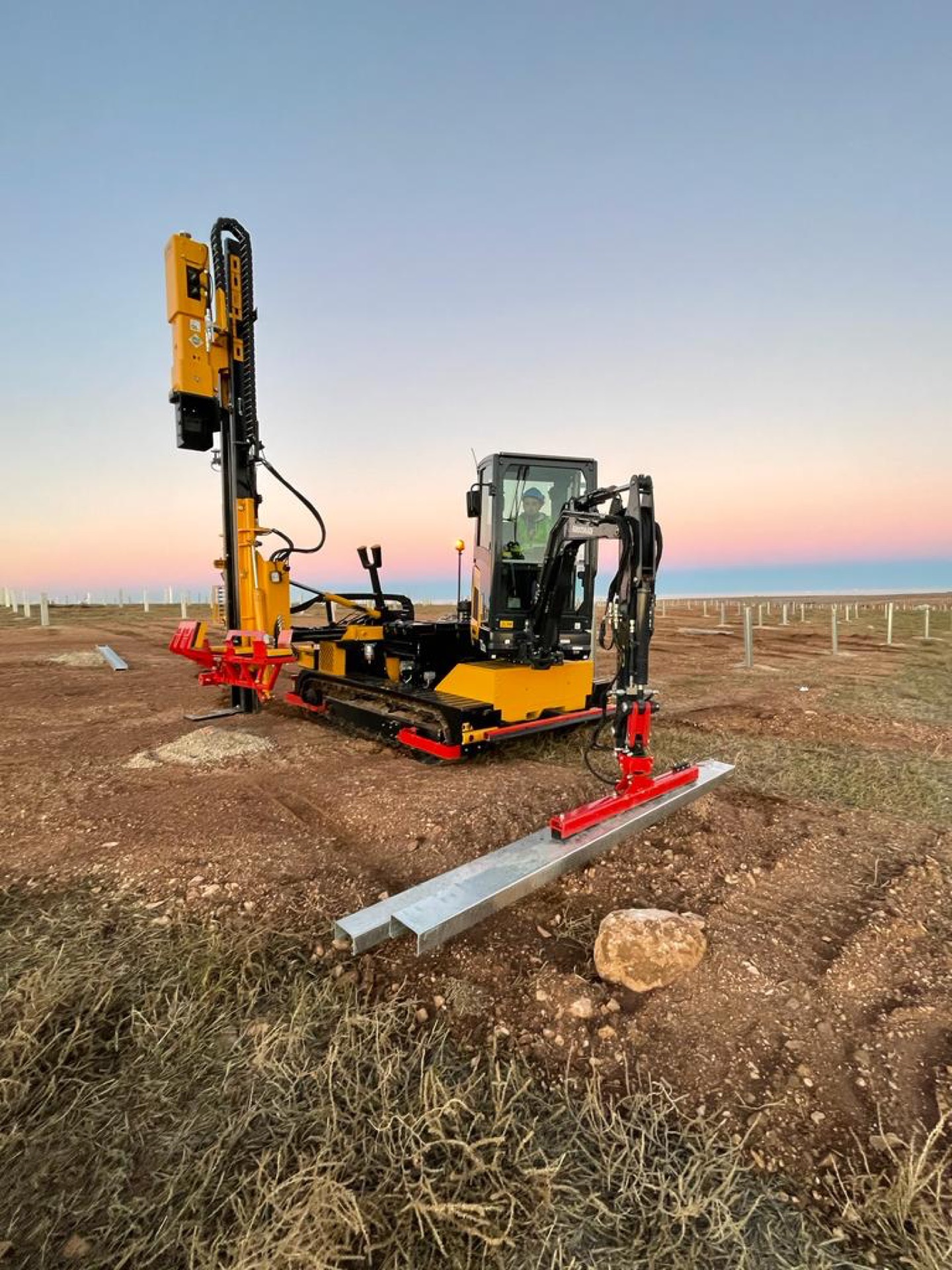 Orteco Pick & Ram Maschine auf einem Solarpark bei Sonnenuntergang