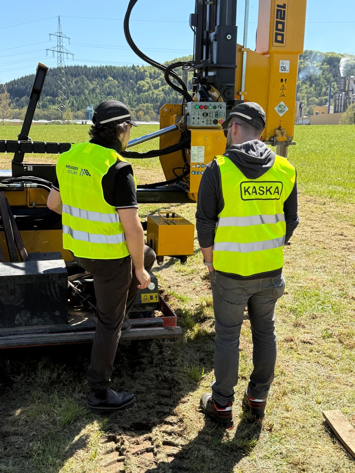 Maschinenbedienung an der Orteco-Rammmaschine auf einer Solarbaustelle